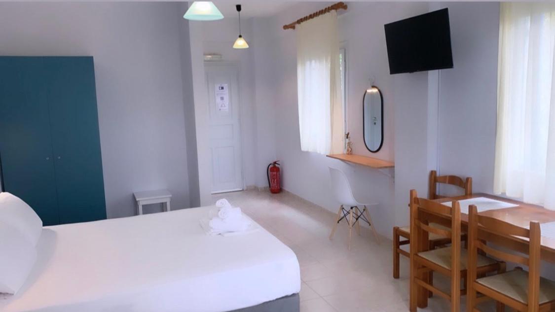Ilias Apartments Finikounta Esterno foto
